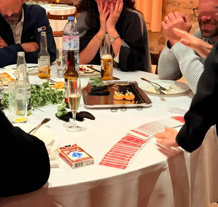 Josh magicien dévoilant une carte pour un anniversaire 