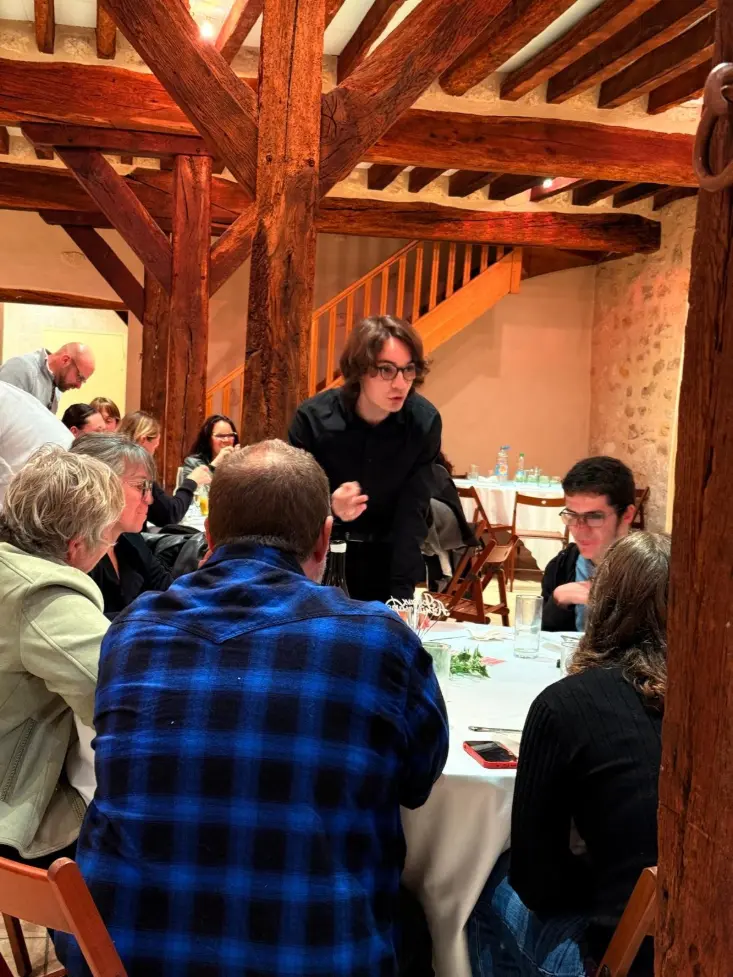 Josh magicien mentaliste réalisant un grand tour de magie pour un restaurant 