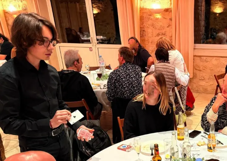 Josh magicien mentaliste dévoilant une carte choisie dans un restaurant