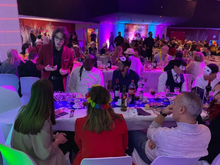 Josh magicien mentaliste réalisant un grand tour de magie dans une entreprise connue